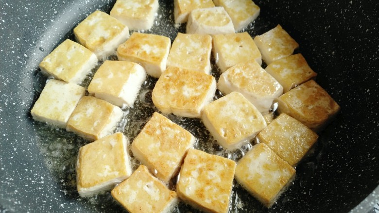 肉末烧豆腐,翻面,继续煎至金黄色。