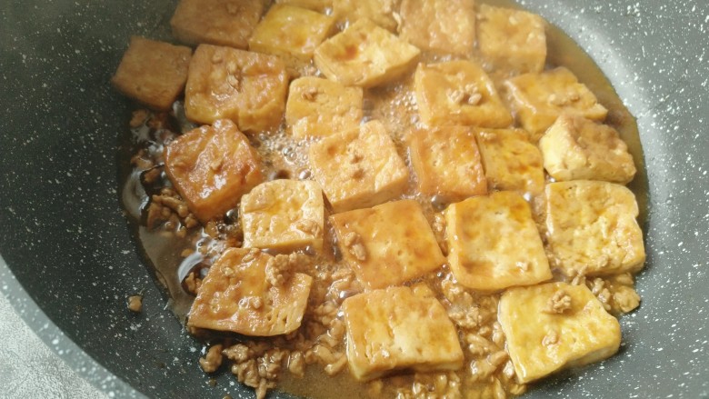 肉末烧豆腐,收汁,放入煎好的豆腐,加入水淀粉勾芡,翻拌均匀。