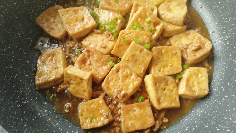 肉末烧豆腐,关火,撒少许葱花即可。