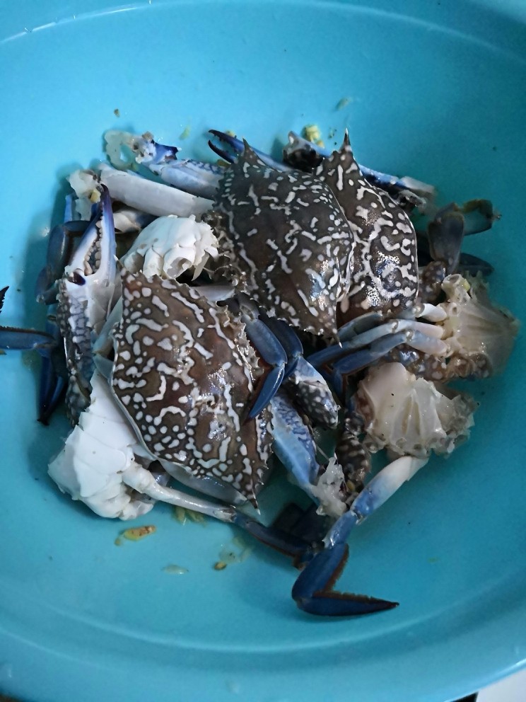兰花蟹芦笋,兰花蟹海鲜市场购买时已处理好。拿回家再洗净后沥水,加胡椒粉、料酒、盐、姜末、少许生粉腌制半小时。