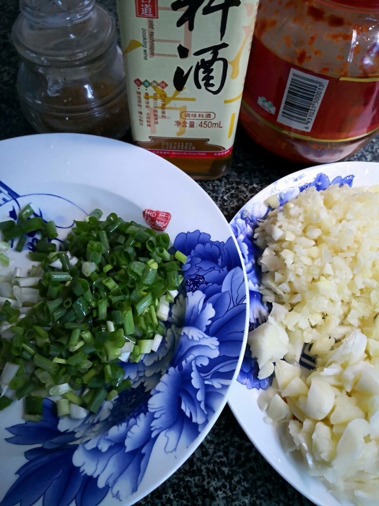 兰花蟹芦笋,葱切花,姜丝末,蒜随意切开就行。