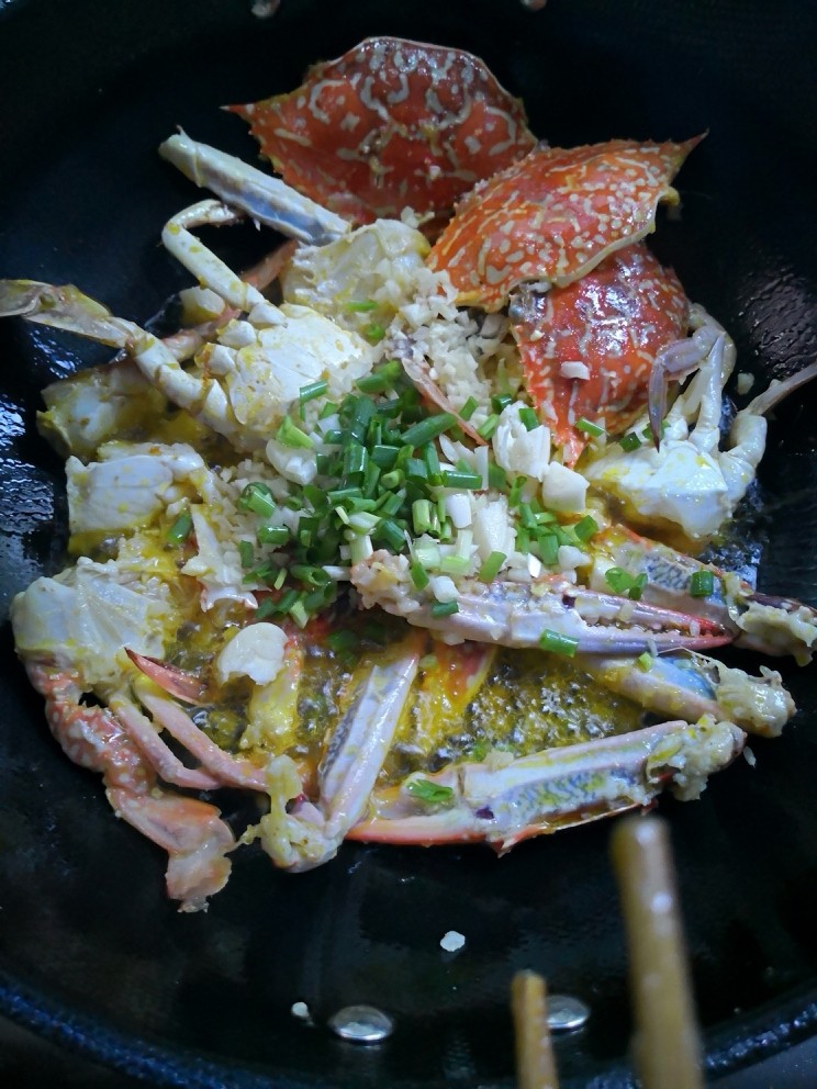 兰花蟹芦笋,加入一半的葱花、蒜姜,炒一会儿,再放花椒,料酒,生抽炒三分钟入少味时,加开水,刚好淹住蟹为准,不加锅盖,开锅大火转中火熬炒15分钟。