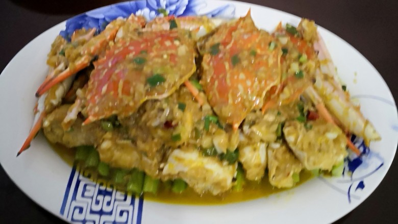 兰花蟹芦笋,待兰花蟹炒至汤汁剩三分之一时,放入另一半葱花姜末蒜碎,大火翻炒至汁稠,起锅装入备好的芦笋上。连汤汁都鲜香喷嘴,又多吃一碗米饭。