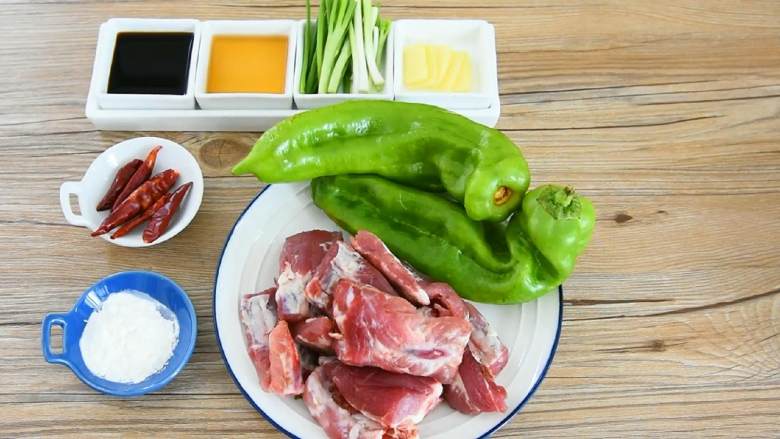 双椒煎排骨—除了香不知道还能说什么, ·食材·
【主料】:排骨 1斤|青椒 2颗
【辅料】:姜片 少许|葱段 适量|干辣椒 5颗|料酒 2勺|淀粉 2勺|酱油 2勺