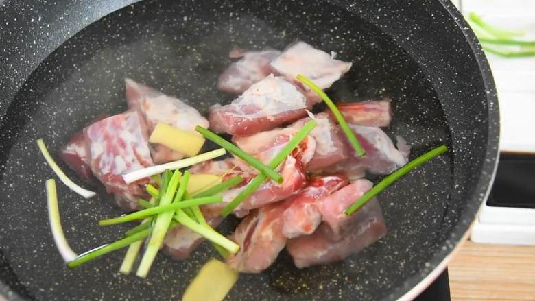双椒煎排骨—除了香不知道还能说什么,排骨冷水下锅,加入料酒、姜片、葱段。