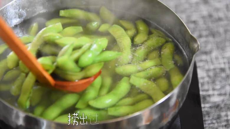用糟入菜能给食物提鲜提香,酒香饱满,让你爱不释手,捞出过凉,沥干。
沥干后的毛豆装碗,倒入糟卤,覆上保鲜膜,放入冰箱冷藏1个小时。