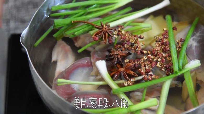 用糟入菜能给食物提鲜提香,酒香饱满,让你爱不释手,鸡翅尖、鸡胗冷水下锅,加入料酒、姜片、葱段、八角、花椒。