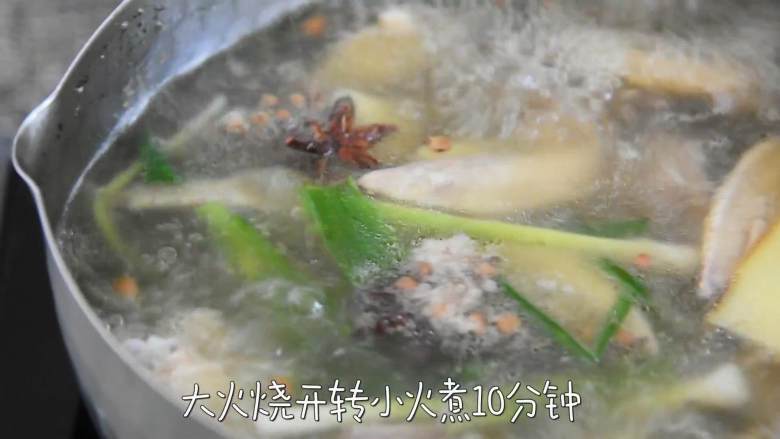 用糟入菜能给食物提鲜提香，酒香饱满，让你爱不释手,大火烧开转小火煮10分钟。