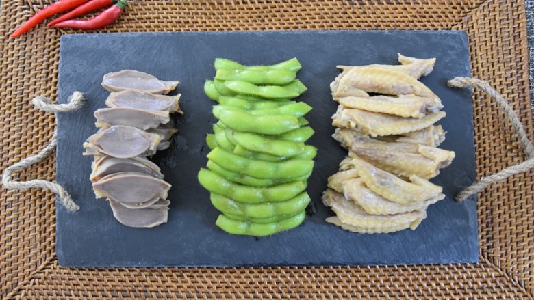 用糟入菜能给食物提鲜提香,酒香饱满,让你爱不释手,糟三样,带你领略食物之美。