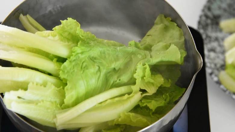 吃腻了大鱼大肉?那就来道清胃的蚝油生菜吧!,水烧开,放入生菜烫熟捞出。