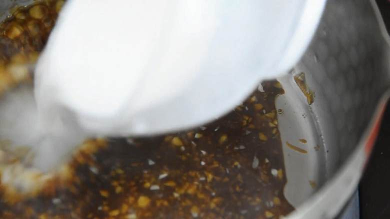 吃腻了大鱼大肉?那就来道清胃的蚝油生菜吧!,把生粉水倒入锅中勾芡。