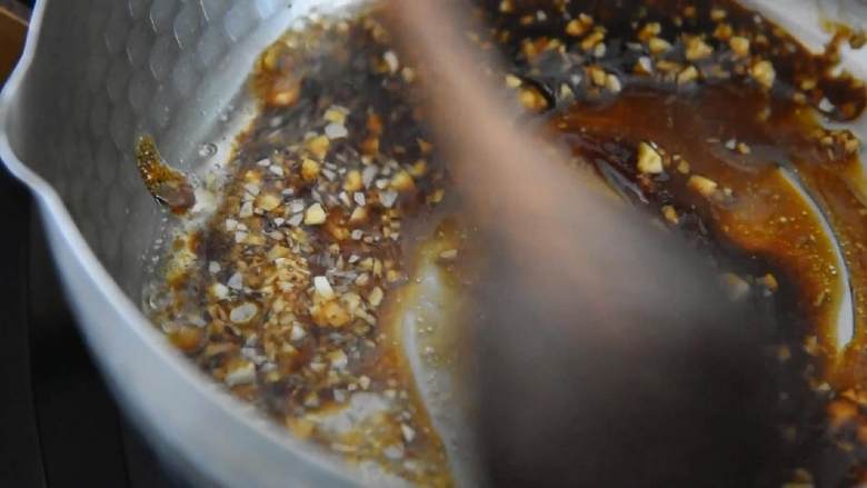 吃腻了大鱼大肉?那就来道清胃的蚝油生菜吧!,转中火翻炒1分钟。