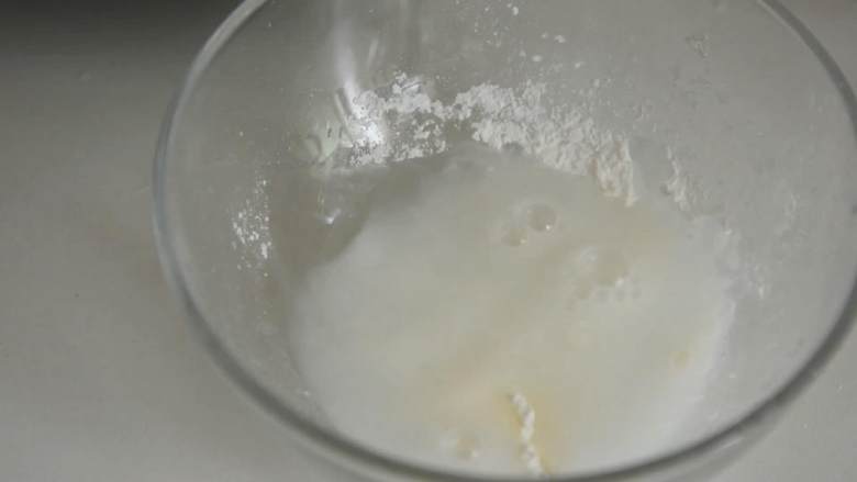 吃腻了大鱼大肉?那就来道清胃的蚝油生菜吧!,小碗放入生粉和清水混合。