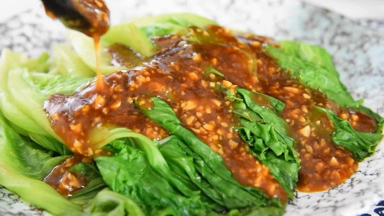 吃腻了大鱼大肉?那就来道清胃的蚝油生菜吧!,调汁淋上生菜,即可。