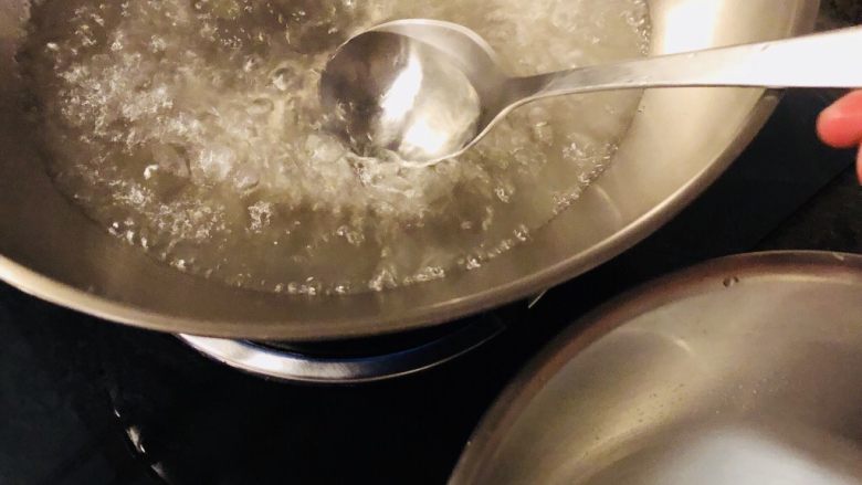 凉拌芹菜毛豆米,烧水,水开时,舀两勺滚水融化调料