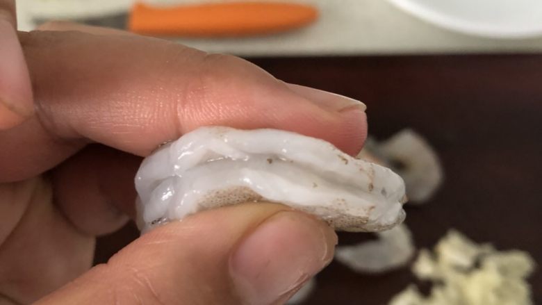 西班牙柠檬虾,用小刀将虾背破开,其实这个虾很干净,破开没什么虾肠