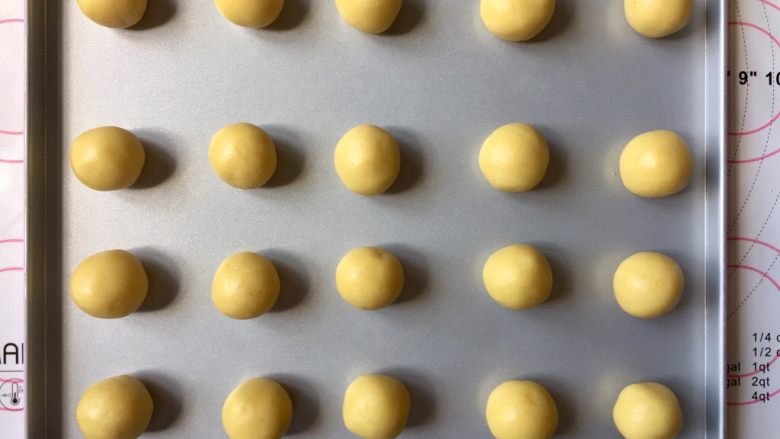 玛格丽特饼干,入口即溶,放入学厨牛轧糖烤盘上
