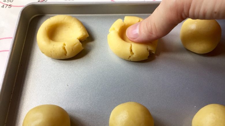 玛格丽特饼干,入口即溶,用大拇指轻轻从中间按压下去