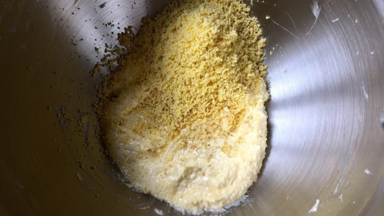 玛格丽特饼干,入口即溶,熟蛋黄压碎过筛,放入盆内用刮刀拌匀