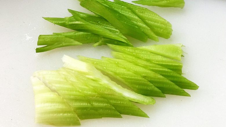 快手营养早餐14,西芹斜切成段;