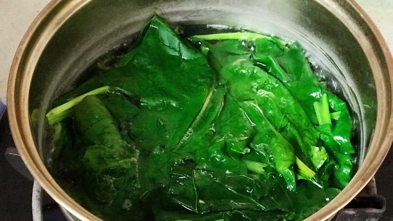 快手营养早餐14,菠菜焯水1分钟捞出,凉水冷却,把水挤出;