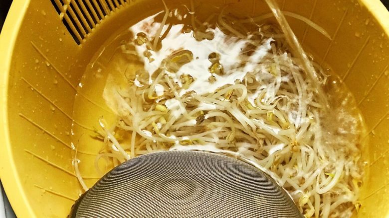 快手营养早餐14,捞出豆芽,用凉水冷却;