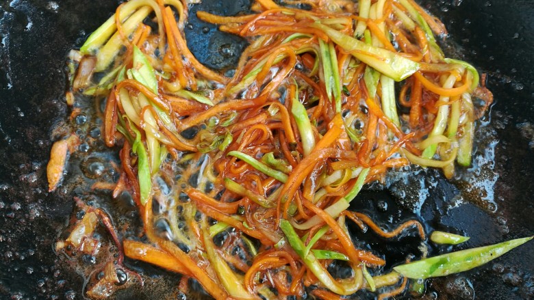 鸡蛋饼,加入适量<a style='color:red;display:inline-block;' href='/shicai/ 721'>蚝油</a>个<a style='color:red;display:inline-block;' href='/shicai/ 788'>生抽</a>，翻炒均匀即可