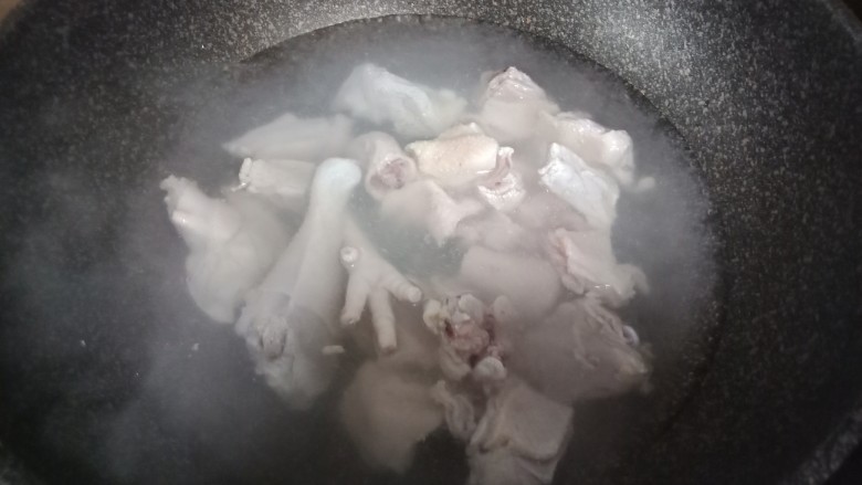 红萝卜土豆焖鸡块,锅里加入适量的水烧开,放入鸡块飞一下水。