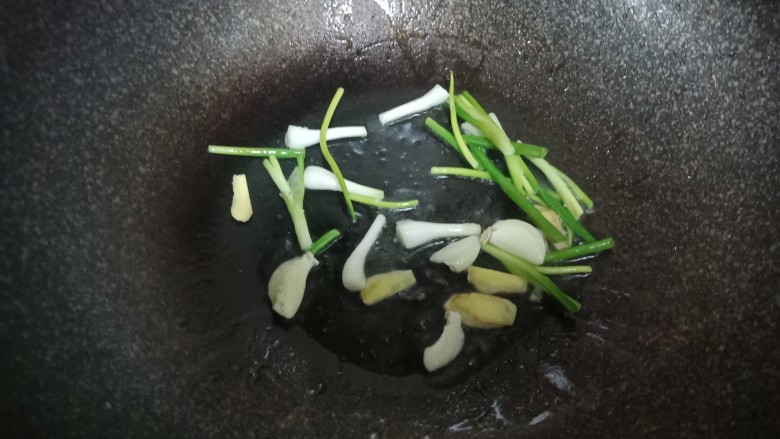 红萝卜土豆焖鸡块,另起锅,倒入适量油烧热,放入姜蒜葱爆香