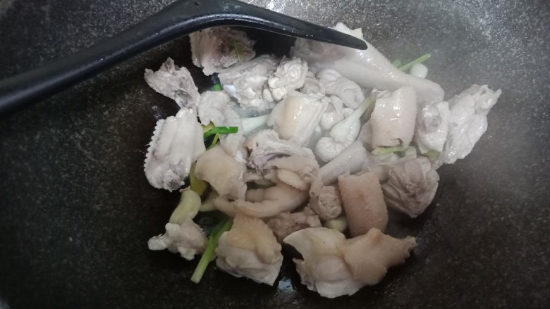 红萝卜土豆焖鸡块,倒入鸡块翻炒