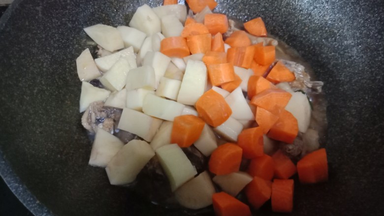 红萝卜土豆焖鸡块,焖到剩三分一的水后加入土豆块和红萝卜块,