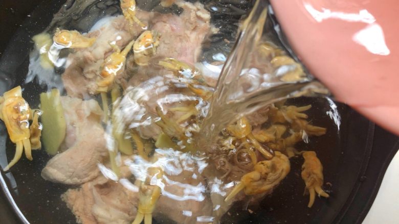 老蛏玉米筒骨汤,倒入足够的水,大火煮开,转中火炖半个小时