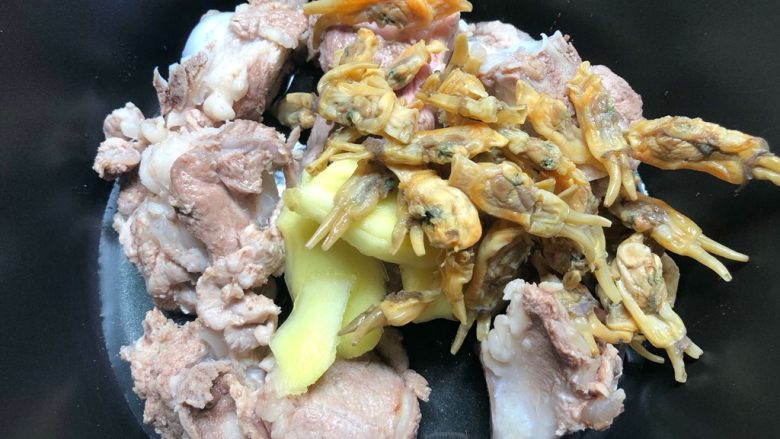 老蛏玉米筒骨汤,倒入蛏干,连浸泡的水一起倒入