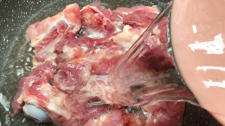 老蛏玉米筒骨汤,筒骨泡好放入锅里,倒入冷水,大火烧开,煮出血末(水量盖过筒骨即可)