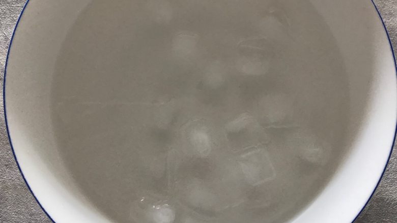 枸杞拌苦瓜,煮苦瓜的期间我们来准备一大碗冰水