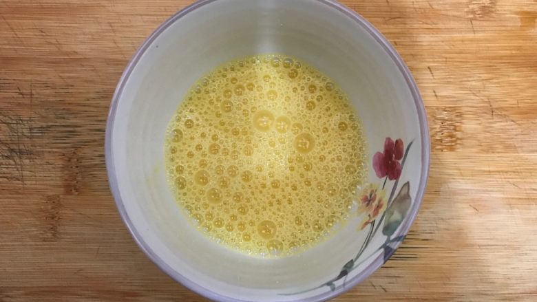 韭菜豆芽拌蛋皮,<a style='color:red;display:inline-block;' href='/shicai/ 9'>鸡蛋</a>打散,加几滴料酒和一丢丢细盐,搅拌均匀