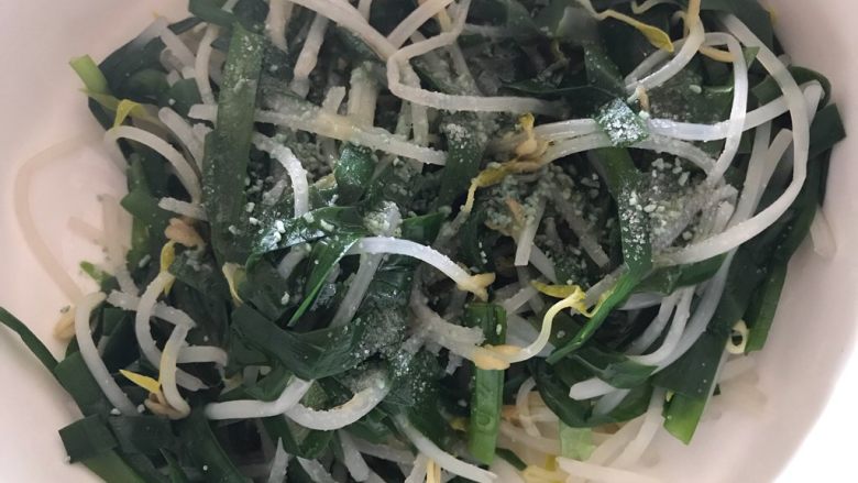 韭菜豆芽拌蛋皮,加入适量细盐和香油,搅拌均匀