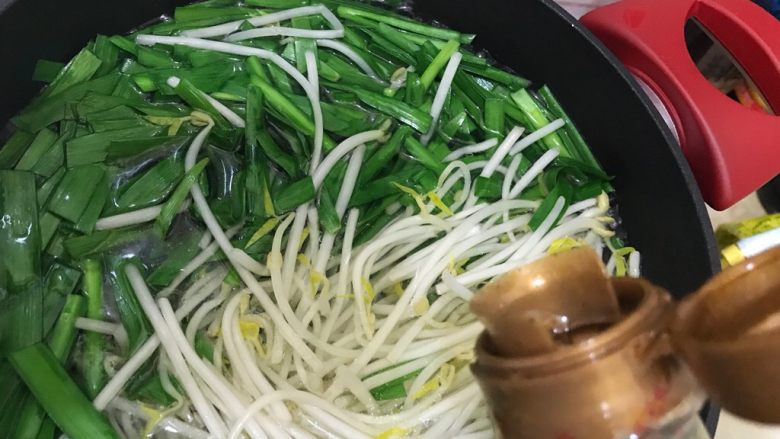 韭菜豆芽拌蛋皮,滴几滴食用油,煮两分钟