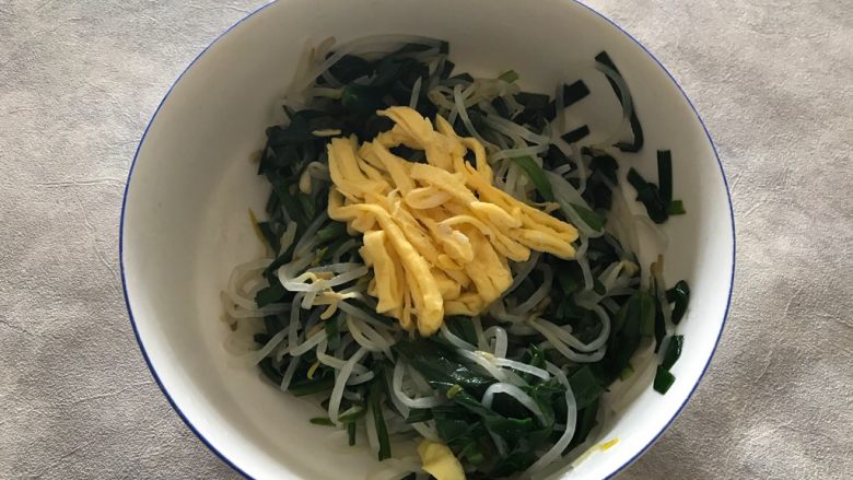 韭菜豆芽拌蛋皮,加入鸡蛋丝