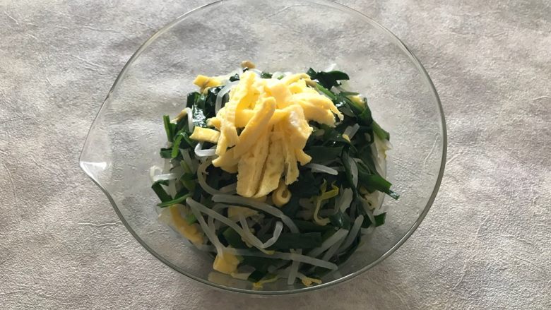 韭菜豆芽拌蛋皮,放到你喜欢的餐具内,即可