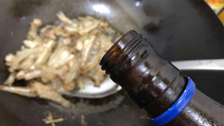 碧簪银芽公鱼干,烹适量料酒,并且翻炒均匀