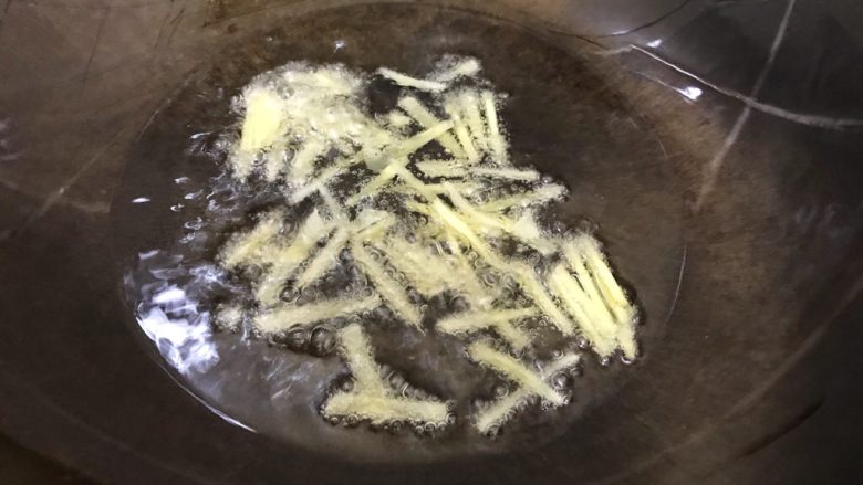 碧簪银芽公鱼干,下姜丝,小火煸香