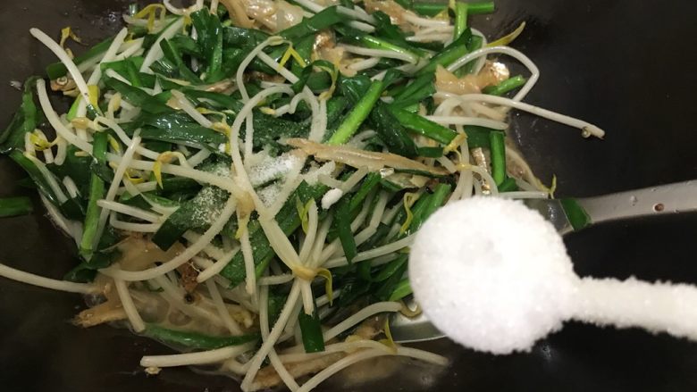 碧簪银芽公鱼干,加一小勺细砂糖带出鲜味,翻炒均匀即可