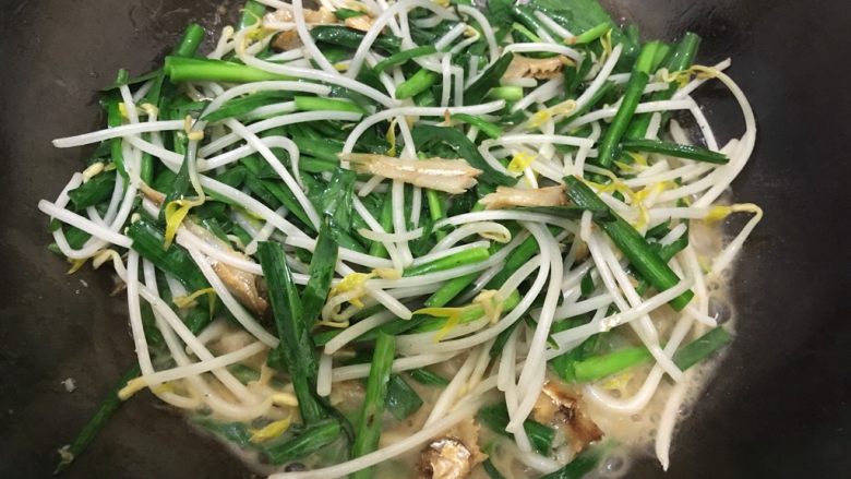 碧簪银芽公鱼干,韭菜和绿豆芽都不宜久煮,一分钟左右就可以