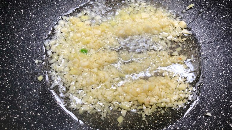 蒜蓉牡蛎,锅里放入适量油,放入蒜末炒香
