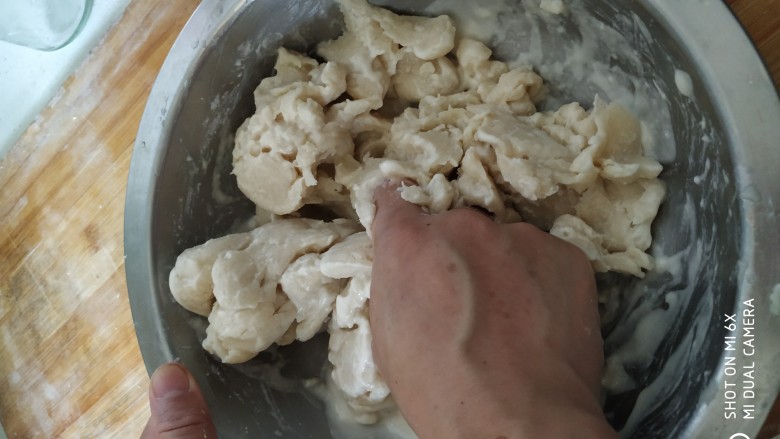 糖糕,在面盆中加入少许水,油,面粉调成糊加入放凉的面团,扎匀。