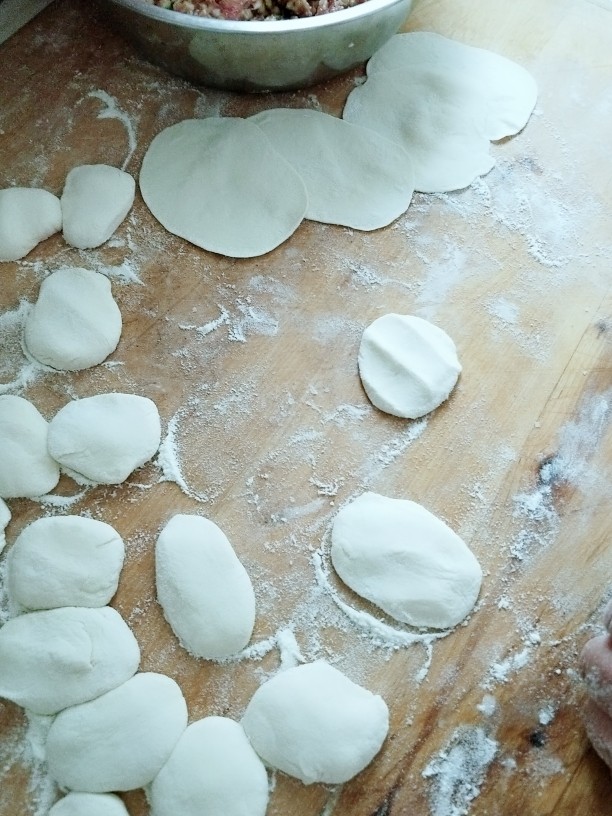 野菜人就菜馅大饺子
,揪剂子，擀皮！包饺子！