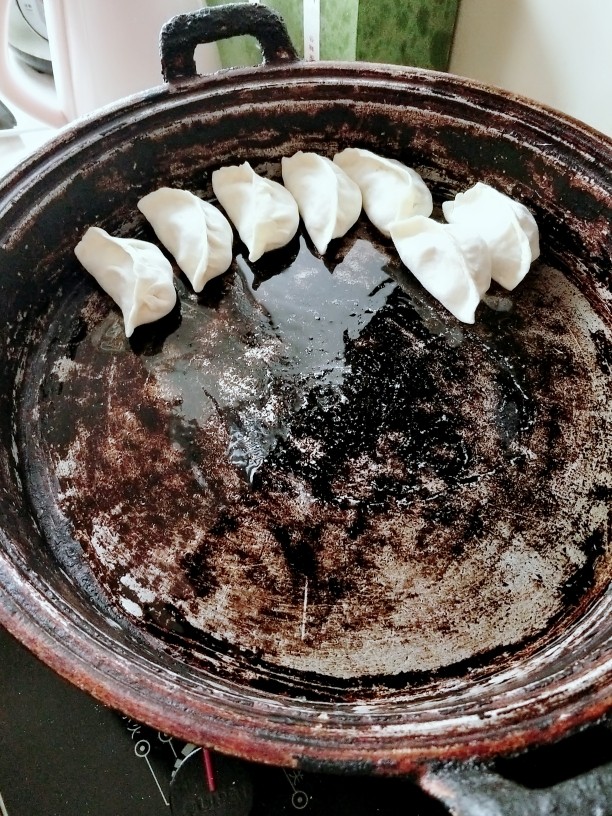 野菜人就菜馅大饺子
,平底锅烧油，贴入饺子！