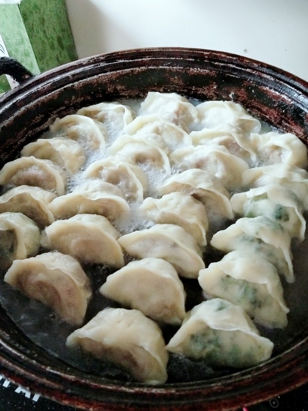 野菜人就菜馅大饺子
,等着一分钟，加入清水，加入二分之一的水！这里有儿子爱吃的茄子馅的！