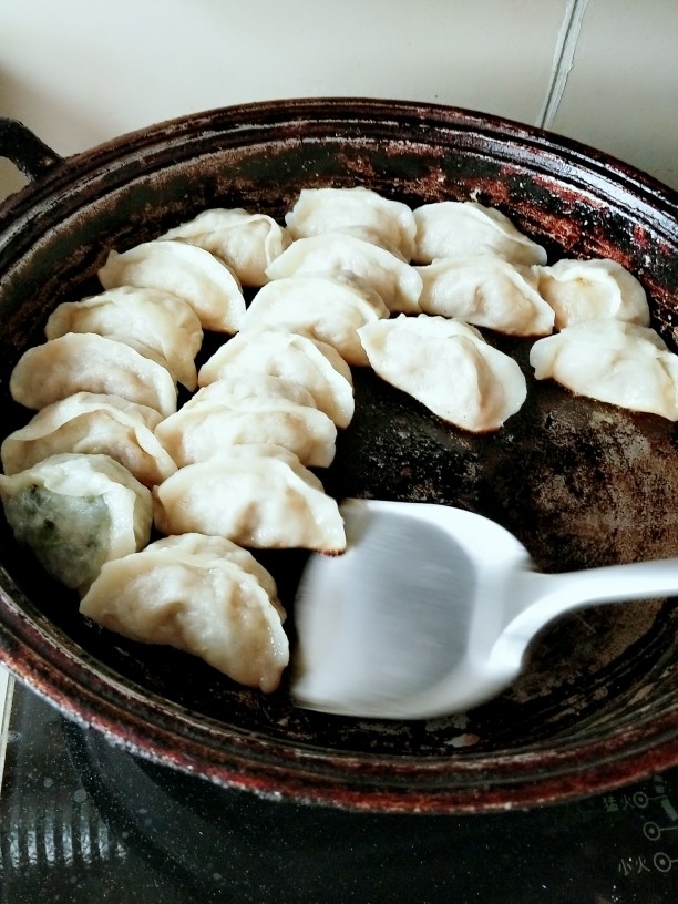 野菜人就菜馅大饺子
,熟了，出锅！